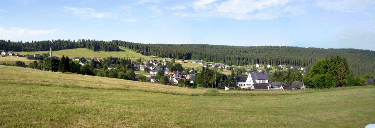 Blick auf den Ort Carlsfeld im Sommer